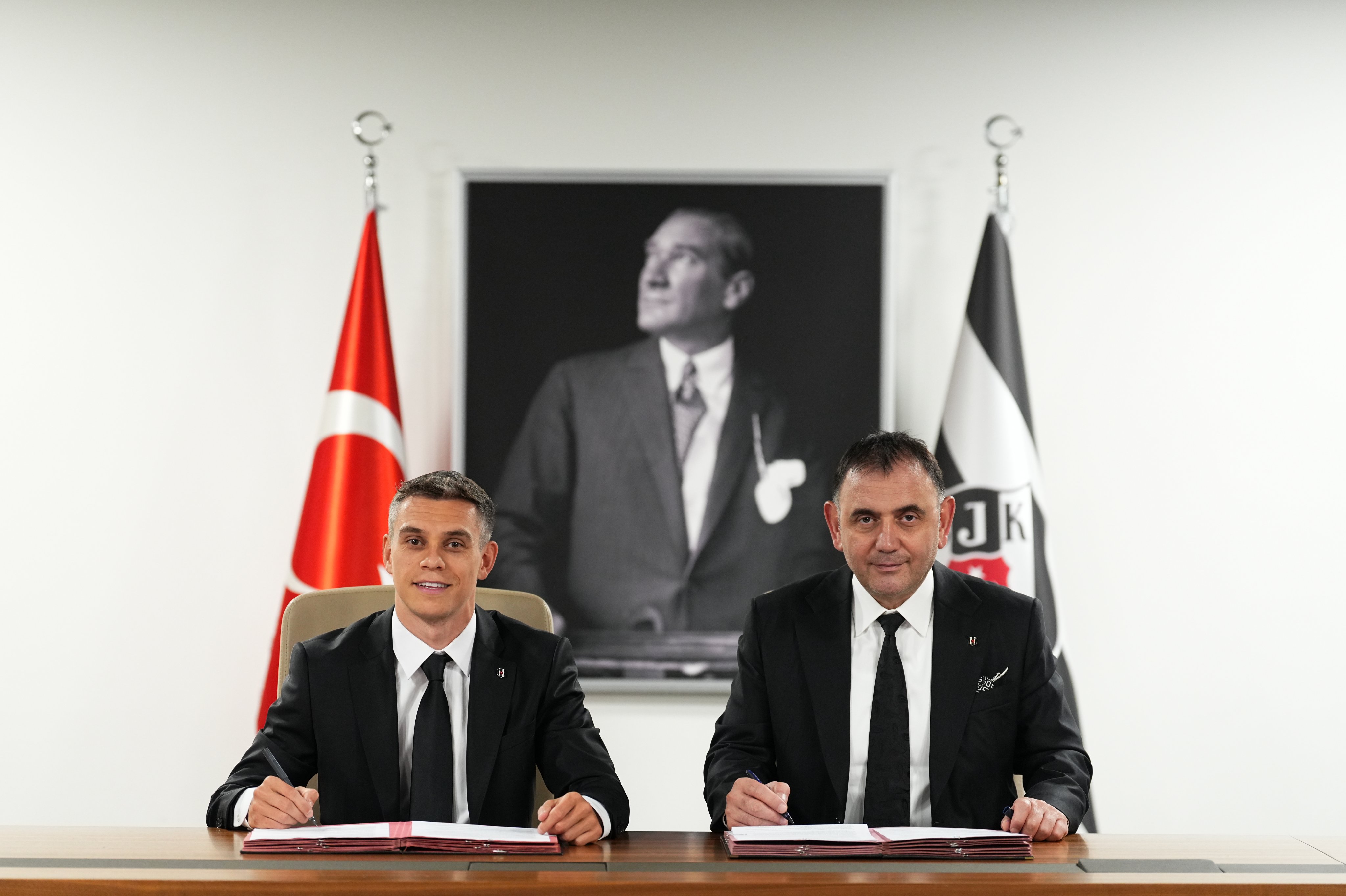 Leandro Trossard joins Besiktas from Arsenal in a 